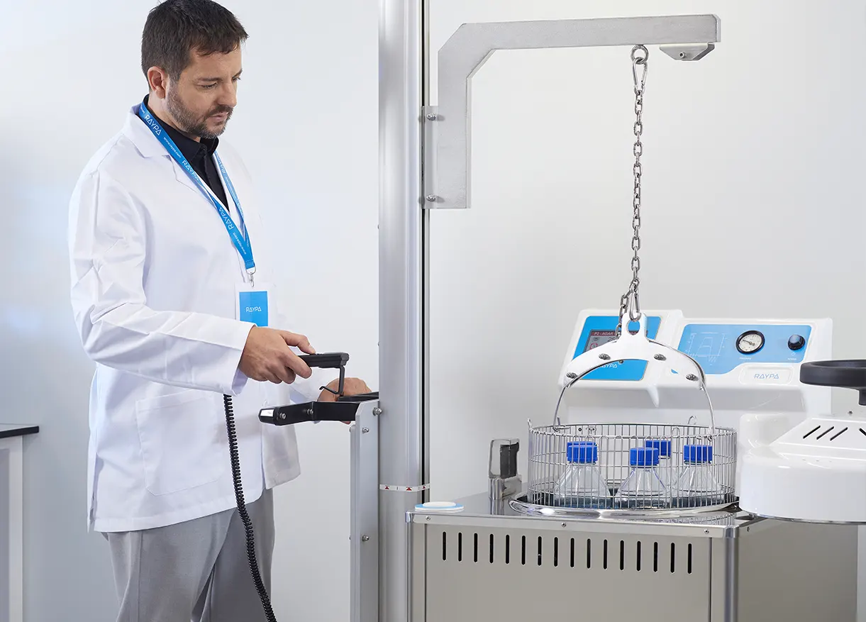 Autoclave vertical con grúa elevadora de cestos RAYPA